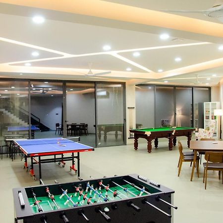 איגטפורי Pearl Lakeview Mansion By Stayvista - Lakeside Villa With Infinity Pool, Jacuzzi, In-House Theatre & Games Room מראה חיצוני תמונה