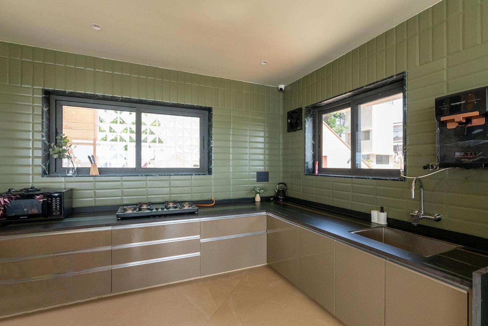 איגטפורי Pearl Lakeview Mansion By Stayvista - Lakeside Villa With Infinity Pool, Jacuzzi, In-House Theatre & Games Room מראה חיצוני תמונה
