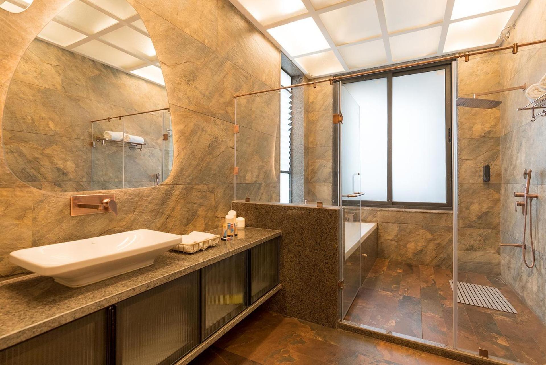 איגטפורי Pearl Lakeview Mansion By Stayvista - Lakeside Villa With Infinity Pool, Jacuzzi, In-House Theatre & Games Room מראה חיצוני תמונה