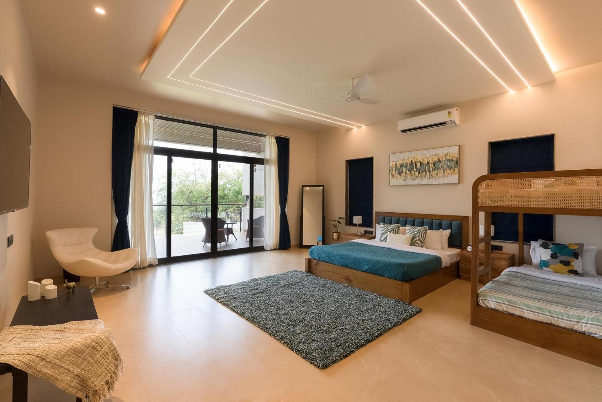 איגטפורי Pearl Lakeview Mansion By Stayvista - Lakeside Villa With Infinity Pool, Jacuzzi, In-House Theatre & Games Room מראה חיצוני תמונה